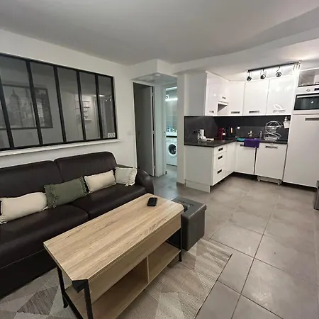 Parisian Hideaway - Heart Of Montmartre, Abbesses Apartment